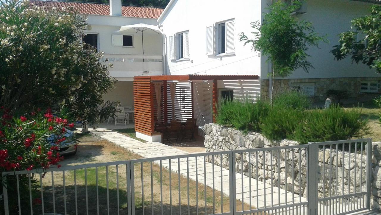 Happy Apartments Baska Esterno foto